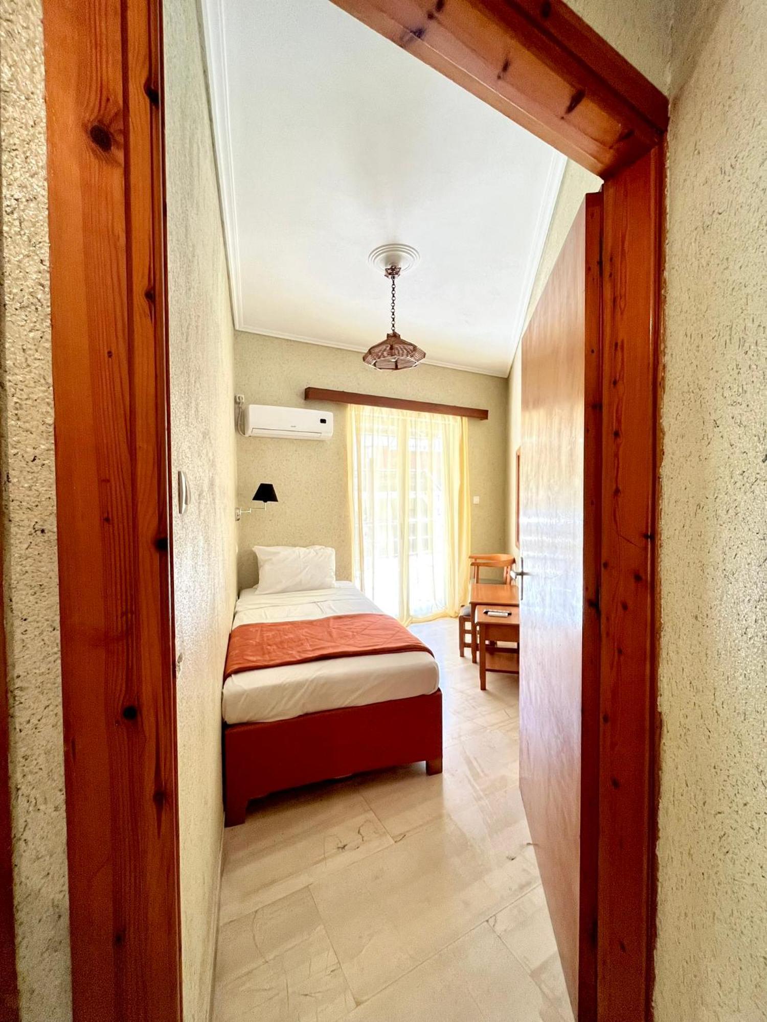 Oelia Rooms & Apartments Agia Marina  Екстериор снимка