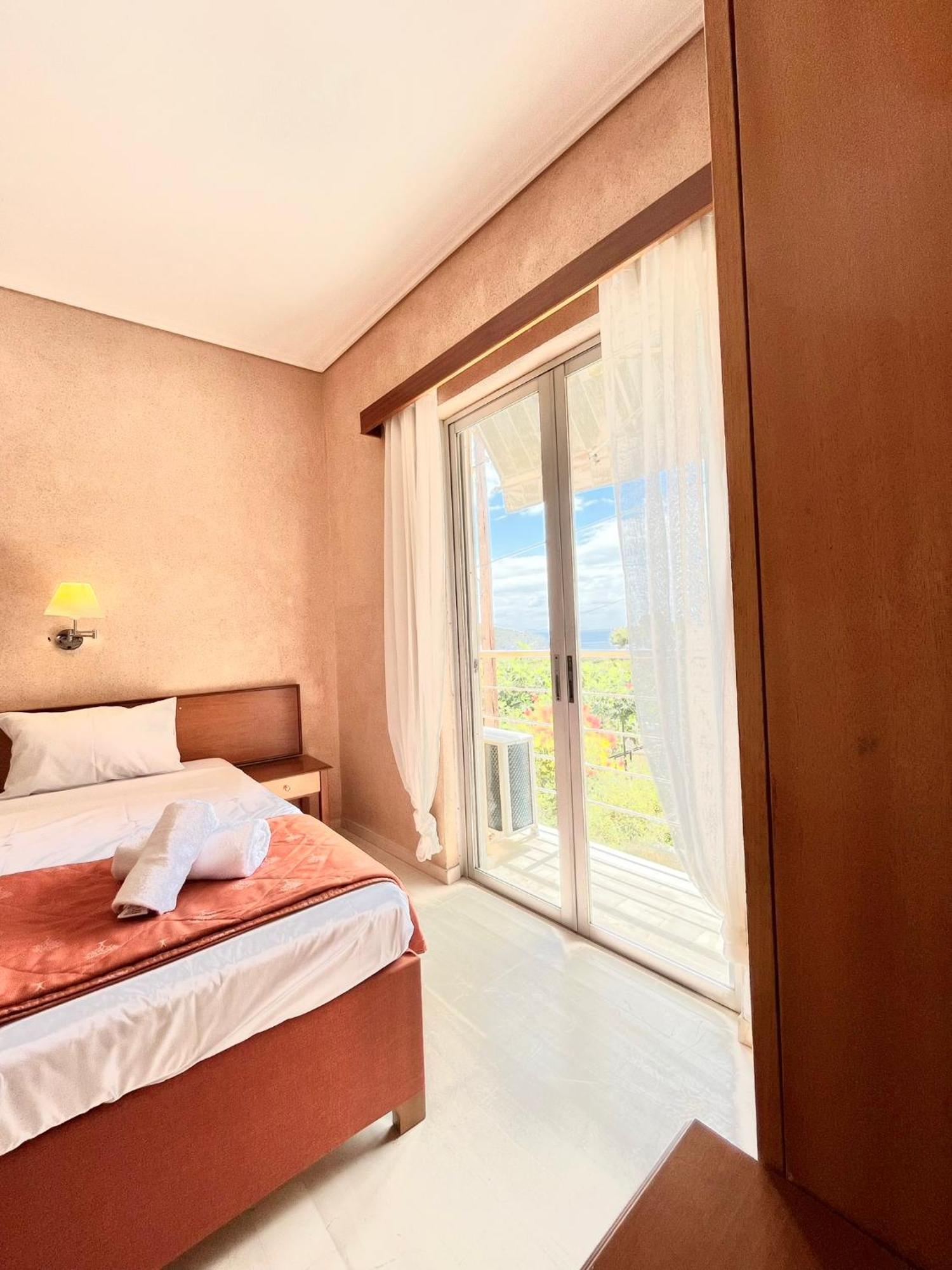 Oelia Rooms & Apartments Agia Marina  Екстериор снимка
