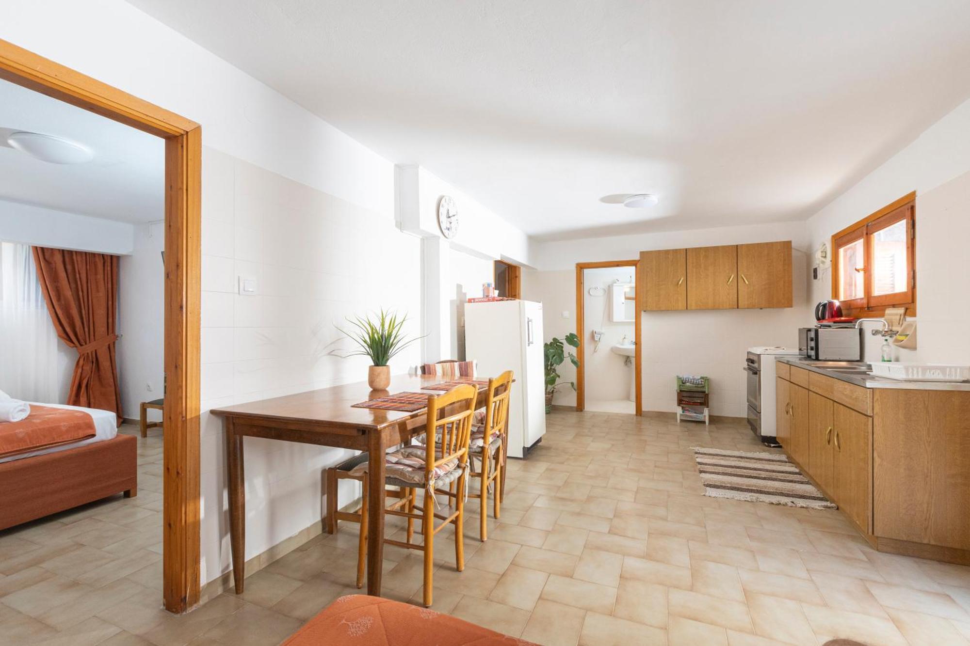 Oelia Rooms & Apartments Agia Marina  Екстериор снимка