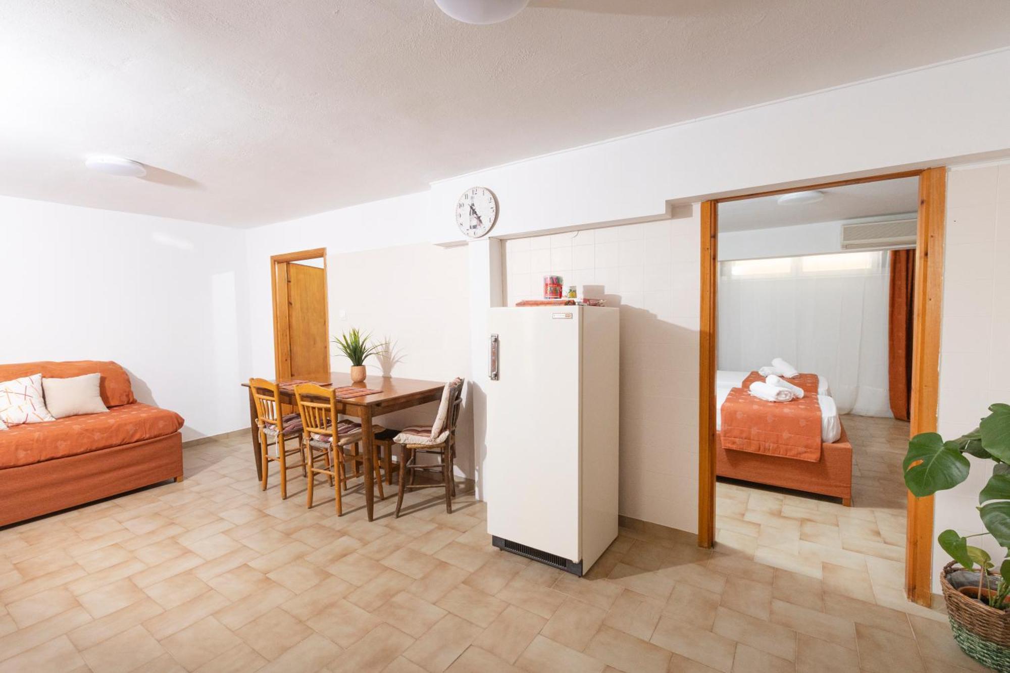 Oelia Rooms & Apartments Agia Marina  Екстериор снимка