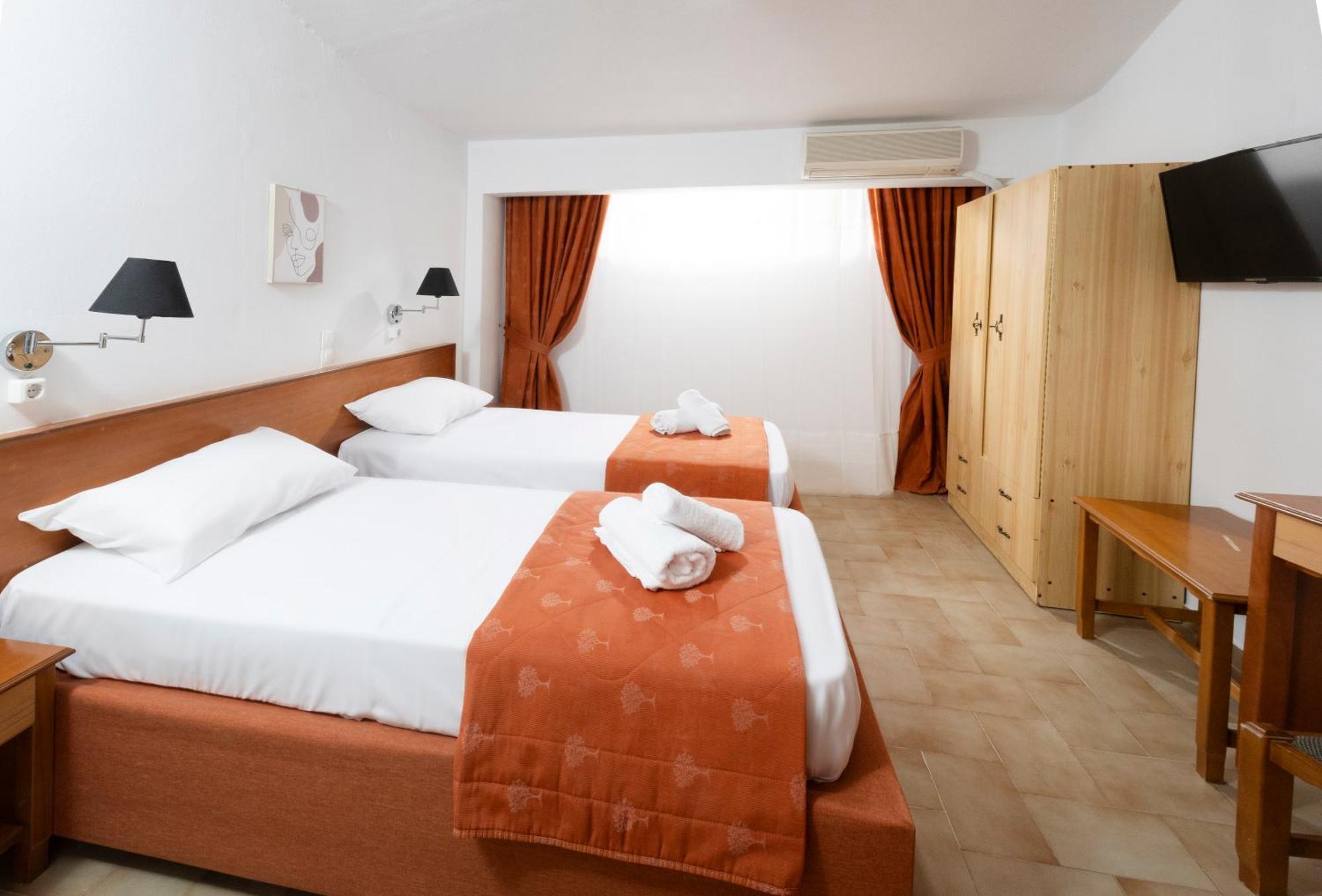 Oelia Rooms & Apartments Agia Marina  Екстериор снимка