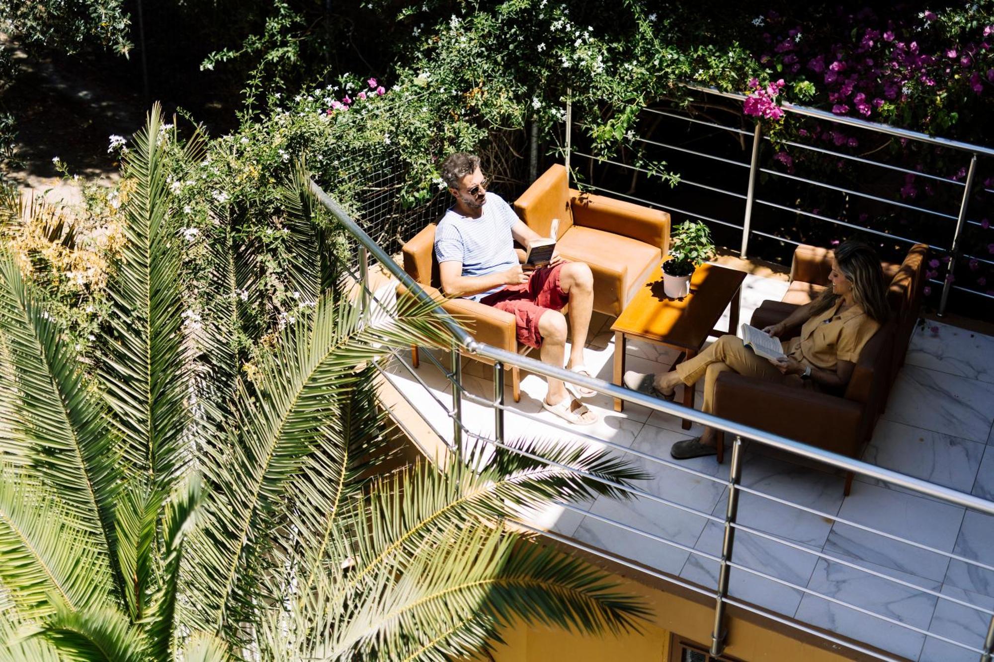 Oelia Rooms & Apartments Agia Marina  Екстериор снимка